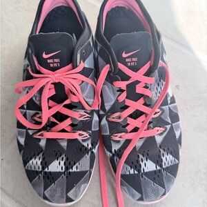 Nike Women's Black and Pink Athletic Shoes